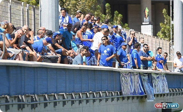 חגיגה ביציעים. אוהדי שעריים (רונלדי ברנשטיין, הפייסבוק הרשמי מכבי שעריים)